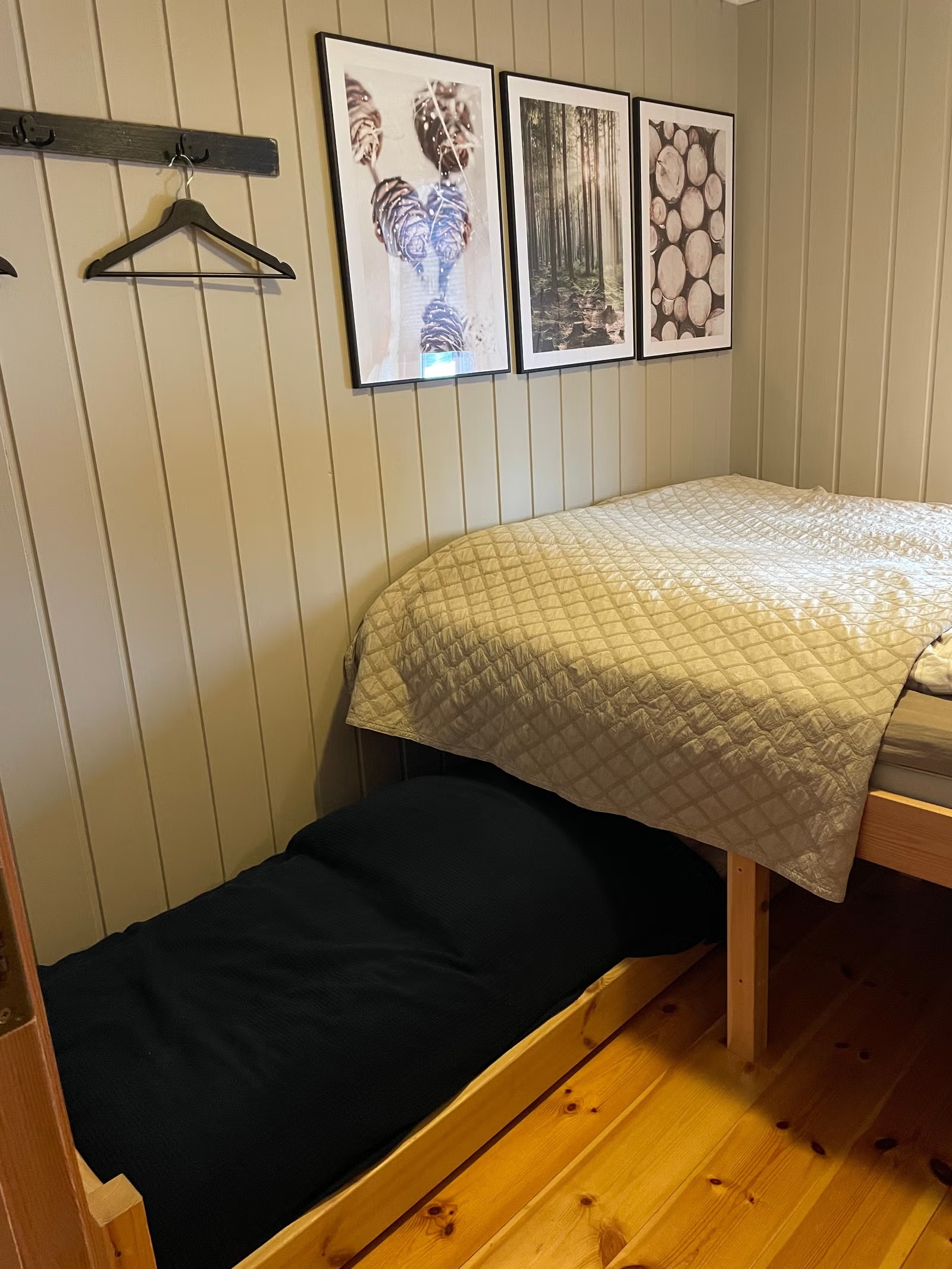 Soverom 2 med underkøye som kan skyves delvis under seng